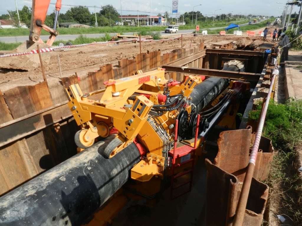 Direct pipe installation rig in a sheet-piled trench