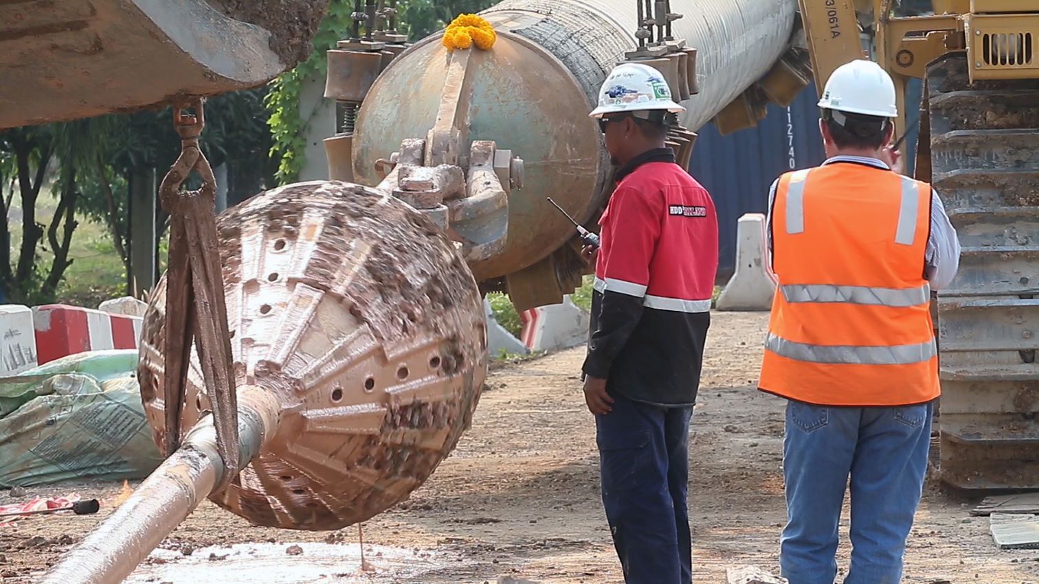 Reamer and pipe string on an HDD crossing, crew supervising